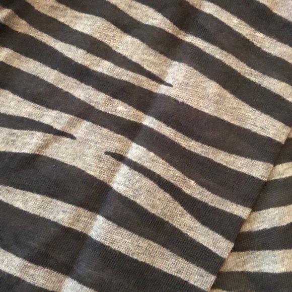 Express Zebra Black Gray V-neck Semi Sheer Size Small - Picture 12 of 13